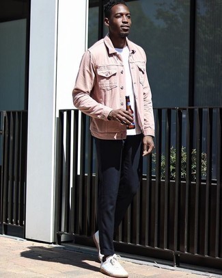 Rosa Jeansjacke kombinieren – 14 Herren Outfits: Erwägen Sie das Tragen von einer rosa Jeansjacke und einer dunkelblauen Chinohose für einen bequemen Alltags-Look. Weiße Segeltuch niedrige Sneakers liefern einen wunderschönen Kontrast zu dem Rest des Looks.