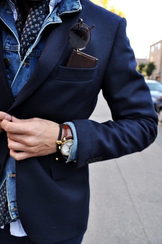 Dunkelblauen bedruckten Seideschal kombinieren – 47 Herren Outfits: Eine blaue Jeansjacke und ein dunkelblauer bedruckter Seideschal sind das Outfit Ihrer Wahl für faule Tage.