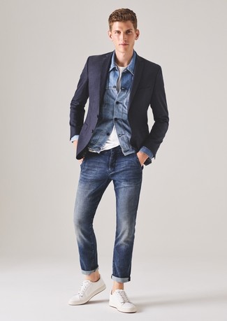 Wie Jeansjacke mit Leinenschuhe zu kombinieren – 1 Smart-Casual Herbst Herren Outfits: Kombinieren Sie eine Jeansjacke mit dunkelblauen Jeans für ein Alltagsoutfit, das Charakter und Persönlichkeit ausstrahlt. Leinenschuhe sind eine ideale Wahl, um dieses Outfit zu vervollständigen. Ein stylisches Übergangs-Outfit.
