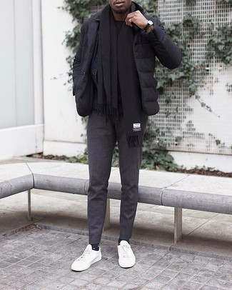 Schwarzen Schal kombinieren – 327 Herren Outfits: Eine dunkelgraue Jeansjacke und ein schwarzer Schal sind eine gute Outfit-Formel für Ihre Sammlung. Fühlen Sie sich ideenreich? Entscheiden Sie sich für weißen Segeltuch niedrige Sneakers.