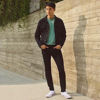 schwarze Jeansjacke, mintgrüner Pullover mit einem Rundhalsausschnitt, schwarze enge Jeans, weiße hohe Sneakers aus Segeltuch für Herren