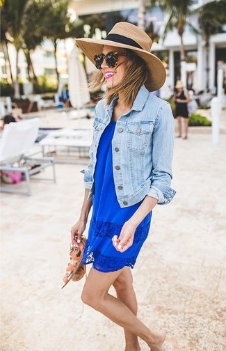 Dunkelblaues Kleid kombinieren – 181 Sommer Damen Outfits: Probieren Sie diese Kombi aus einem dunkelblauen Kleid und einer hellblauen Jeansjacke, wenn Sie einen entspannten und zeitgenössischen Look wollen. Schalten Sie Ihren Kleidungsbestienmodus an und machen braunen flache Sandalen aus Leder zu Ihrer Schuhwerkwahl. Der Look ist einfach mega für den Sommer.