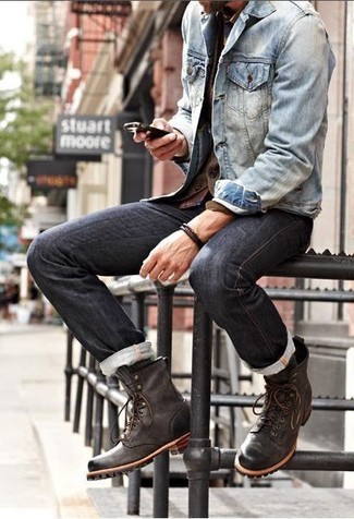 Braune Strickjacke kombinieren – 258 Herren Outfits: Vereinigen Sie eine braune Strickjacke mit dunkelgrauen Jeans für ein sonntägliches Mittagessen mit Freunden. Fühlen Sie sich ideenreich? Komplettieren Sie Ihr Outfit mit einer dunkelbraunen Lederfreizeitstiefeln.