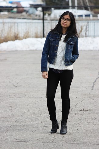 dunkelblaue Jeansjacke, weißer Strickpullover, dunkelblaues Businesshemd mit Schottenmuster, schwarze enge Jeans für Damen