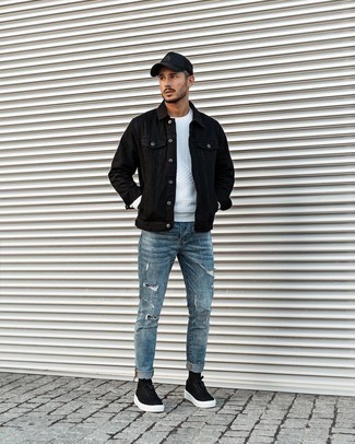 20 Jährige: Blaue enge Jeans kombinieren – 167 Lässige Herren Outfits: Eine schwarze Jeansjacke und blaue enge Jeans sind eine großartige Outfit-Formel für Ihre Sammlung. Schwarze und weiße Segeltuch niedrige Sneakers sind eine perfekte Wahl, um dieses Outfit zu vervollständigen.
