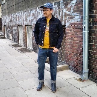 Gelbes bedrucktes Sweatshirts kombinieren – 10 Smart-Casual Herren Outfits: Erwägen Sie das Tragen von einem gelben bedruckten Sweatshirt und dunkelblauen Jeans für ein großartiges Wochenend-Outfit. Fügen Sie dunkelblauen Chelsea Boots aus Leder für ein unmittelbares Style-Upgrade zu Ihrem Look hinzu.