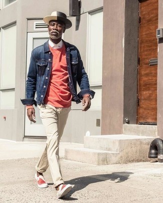 50 Jährige: Hellbeige Hut kombinieren – 56 Herren Outfits: Paaren Sie eine dunkelblaue Jeansjacke mit einem hellbeige Hut für einen entspannten Wochenend-Look. Fügen Sie roten und weißen Slip-On Sneakers aus Segeltuch für ein unmittelbares Style-Upgrade zu Ihrem Look hinzu.