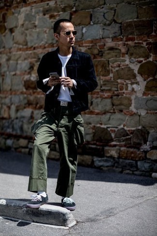 30 Jährige: Wie Jeansjacke mit Cargohose zu kombinieren – 66 Herren Outfits: Vereinigen Sie eine Jeansjacke mit einer Cargohose für ein bequemes Outfit, das außerdem gut zusammen passt. Schwarze Segeltuch niedrige Sneakers sind eine gute Wahl, um dieses Outfit zu vervollständigen.