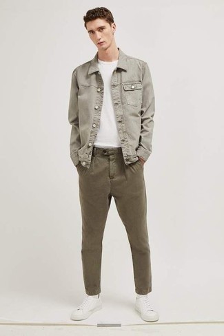 Graue Jeansjacke kombinieren – 175 Herren Outfits: Kombinieren Sie eine graue Jeansjacke mit einer olivgrünen Chinohose, um mühelos alles zu meistern, was auch immer der Tag bringen mag. Wählen Sie die legere Option mit weißen Segeltuch niedrigen Sneakers.