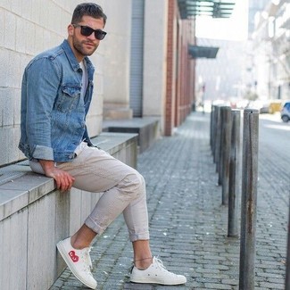 Welche Jeansjacken mit weißer niedriger Sneakers zu tragen – 530+ Herren Outfits: Entscheiden Sie sich für eine Jeansjacke und eine hellbeige Chinohose für ein bequemes Outfit, das außerdem gut zusammen passt. Fühlen Sie sich mutig? Vervollständigen Sie Ihr Outfit mit weißen niedrigen Sneakers.