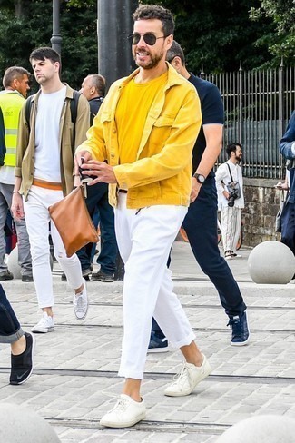 gelbe Jeansjacke, senf T-Shirt mit einem Rundhalsausschnitt, weiße Chinohose, weiße Leder niedrige Sneakers für Herren