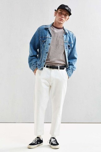 blaue Jeansjacke, braunes horizontal gestreiftes T-Shirt mit einem Rundhalsausschnitt, weiße Chinohose, schwarze und weiße Wildleder niedrige Sneakers für Herren