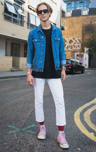 Blaue Jeansjacke kombinieren – 500+ Herren Outfits: Vereinigen Sie eine blaue Jeansjacke mit einer weißen Chinohose für ein bequemes Outfit, das außerdem gut zusammen passt. Rosa hohe Sneakers aus Segeltuch liefern einen wunderschönen Kontrast zu dem Rest des Looks.