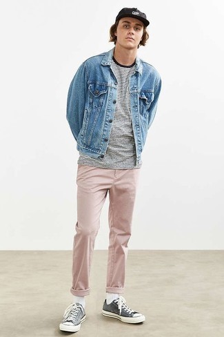 Graue Segeltuch niedrige Sneakers kombinieren – 346 Herren Outfits: Vereinigen Sie eine hellblaue Jeansjacke mit einer rosa Chinohose für ein großartiges Wochenend-Outfit. Machen Sie diese Aufmachung leger mit grauen Segeltuch niedrigen Sneakers.