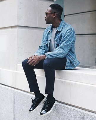 hellblaue Jeansjacke, graues T-Shirt mit einem Rundhalsausschnitt, dunkelblaue Chinohose, schwarze Wildleder niedrige Sneakers für Herren