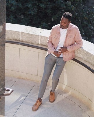 Rosa Jeansjacke kombinieren – 14 Herren Outfits: Kombinieren Sie eine rosa Jeansjacke mit einer grauen Chinohose für ein sonntägliches Mittagessen mit Freunden. Suchen Sie nach leichtem Schuhwerk? Ergänzen Sie Ihr Outfit mit beige Leder niedrigen Sneakers für den Tag.