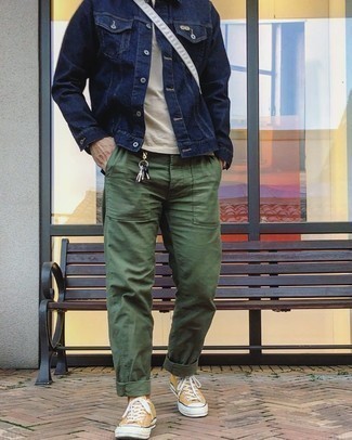 Gelbe niedrige Sneakers kombinieren – 246 Herren Outfits: Paaren Sie eine dunkelblaue Jeansjacke mit einer olivgrünen Chinohose für einen bequemen Alltags-Look. Fühlen Sie sich ideenreich? Vervollständigen Sie Ihr Outfit mit gelben niedrigen Sneakers.