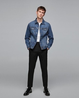 Schwarze Chinohose kombinieren – 500+ Smart-Casual Herren Outfits warm Wetter: Kombinieren Sie eine blaue Jeansjacke mit einer schwarzen Chinohose für einen bequemen Alltags-Look. Fühlen Sie sich mutig? Entscheiden Sie sich für schwarzen Leder Derby Schuhe.