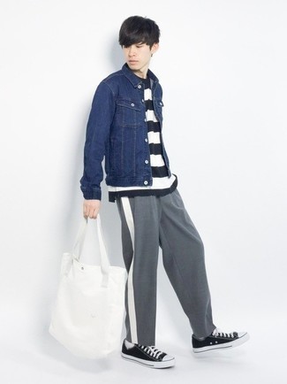 Teenager: Turnschuhe kombinieren – 500+ Casual Herren Outfits: Kombinieren Sie eine dunkelblaue Jeansjacke mit einer grauen Chinohose für ein bequemes Outfit, das außerdem gut zusammen passt. Turnschuhe leihen Originalität zu einem klassischen Look.
