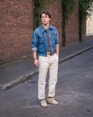Wildlederstiefel kombinieren – 500+ Casual Herren Outfits: Die Paarung aus einer blauen Jeansjacke und einer weißen Chinohose ist eine komfortable Wahl, um Besorgungen in der Stadt zu erledigen. Fühlen Sie sich mutig? Vervollständigen Sie Ihr Outfit mit Wildlederstiefeln.