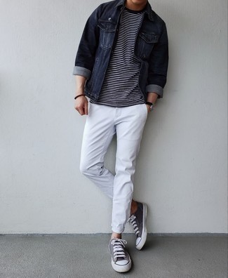 Welche Jeansjacken mit weißer Chinohose zu tragen – 36 Casual Herren Outfits warm Wetter: Vereinigen Sie eine Jeansjacke mit einer weißen Chinohose für ein sonntägliches Mittagessen mit Freunden. Dunkelgraue Segeltuch niedrige Sneakers verleihen einem klassischen Look eine neue Dimension.