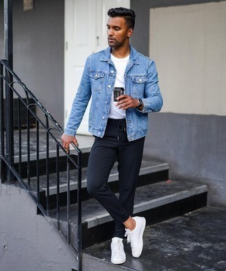 Wie schwarze Chinohose mit weißer Leder niedriger Sneakers zu kombinieren – 428 Herren Outfits: Kombinieren Sie eine hellblaue Jeansjacke mit einer schwarzen Chinohose für ein großartiges Wochenend-Outfit. Wählen Sie die legere Option mit weißen Leder niedrigen Sneakers.