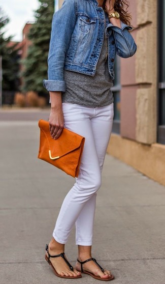 Weiße Jeans kombinieren – 571+ Damen Outfits: Um eine lässige und coole Silhouette zu erreichen, probieren Sie die Kombination aus einer blauen Jeansjacke und weißen Jeans. Fühlen Sie sich ideenreich? Wählen Sie schwarzen Leder Zehentrenner.
