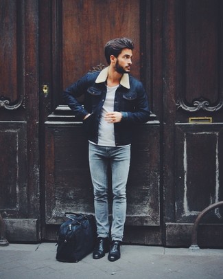 Blaue Jeansjacke kombinieren – 157 Smart-Casual Sommer Herren Outfits: Kombinieren Sie eine blaue Jeansjacke mit hellblauen engen Jeans, um einen lockeren, aber dennoch stylischen Look zu erhalten. Entscheiden Sie sich für schwarzen Leder Oxford Schuhe, um Ihr Modebewusstsein zu zeigen. Ein super Sommer-Look.