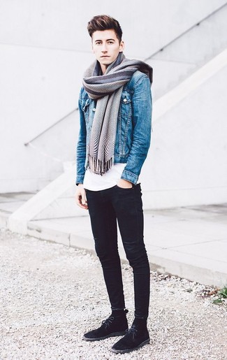 Grauen Schal kombinieren – 681+ Herren Outfits: Entscheiden Sie sich für Komfort in einer blauen Jeansjacke und einem grauen Schal. Fühlen Sie sich ideenreich? Entscheiden Sie sich für schwarzen Chukka-Stiefel aus Wildleder.