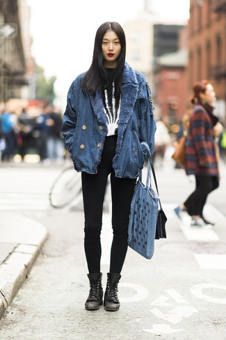 Schwarze flache Stiefel mit einer Schnürung aus Leder kombinieren – 259 Damen Outfits: Probieren Sie diese Kombi aus einer blauen Jeansjacke und schwarzen engen Jeans, um einen schicken Casual-Look zu zaubern. Vervollständigen Sie Ihr Look mit schwarzen flache Stiefel mit einer Schnürung aus Leder.