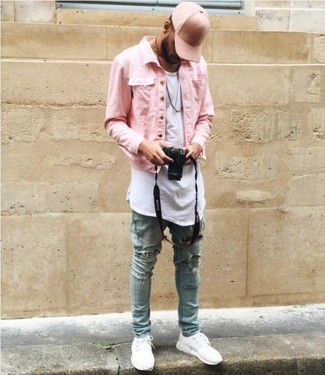 Rosa Jeansjacke kombinieren – 14 Herren Outfits: Für ein bequemes Couch-Outfit, kombinieren Sie eine rosa Jeansjacke mit hellblauen engen Jeans mit Destroyed-Effekten. Fühlen Sie sich ideenreich? Komplettieren Sie Ihr Outfit mit weißen niedrigen Sneakers.