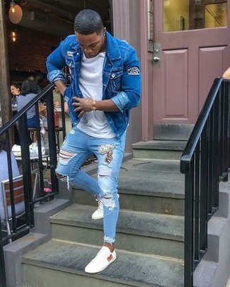 Blaue Jeansjacke kombinieren – 84 Lässige Herren Outfits: Kombinieren Sie eine blaue Jeansjacke mit hellblauen engen Jeans mit Destroyed-Effekten für einen entspannten Wochenend-Look. Fühlen Sie sich ideenreich? Komplettieren Sie Ihr Outfit mit weißen Leder niedrigen Sneakers.