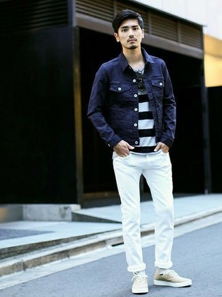 Weiße und schwarze enge Jeans kombinieren – 222 Herren Outfits: Tragen Sie eine dunkelblaue Jeansjacke und weißen und schwarzen enge Jeans für einen bequemen Alltags-Look. Hellbeige Segeltuch niedrige Sneakers sind eine großartige Wahl, um dieses Outfit zu vervollständigen.