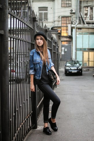 blaue Jeansjacke, schwarzes T-Shirt mit einem Rundhalsausschnitt, schwarze enge Jeans, schwarze Leder Oxford Schuhe für Damen