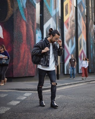 Schwarzen Rucksack kombinieren – 500+ Herren Outfits: Eine dunkelgraue Jeansjacke und ein schwarzer Rucksack sind eine perfekte Outfit-Formel für Ihre Sammlung. Fühlen Sie sich mutig? Wählen Sie schwarzen Chelsea Boots aus Leder.