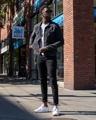 Welche Sportschuhe mit schwarzer enger Jeans zu tragen – 161 Herren Outfits: Kombinieren Sie eine dunkelgraue Jeansjacke mit schwarzen engen Jeans, um einen lockeren, aber dennoch stylischen Look zu erhalten. Fühlen Sie sich ideenreich? Wählen Sie Sportschuhe.