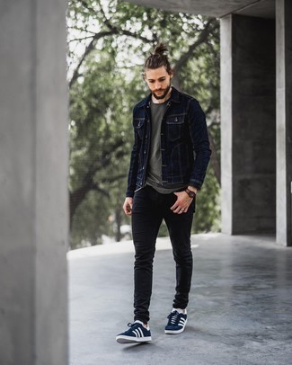 Welche niedrige Sneakers mit schwarzer enger Jeans zu tragen – 500+ Herren Outfits: Vereinigen Sie eine dunkelblaue Jeansjacke mit schwarzen engen Jeans für ein bequemes Outfit, das außerdem gut zusammen passt. Niedrige Sneakers sind eine großartige Wahl, um dieses Outfit zu vervollständigen.