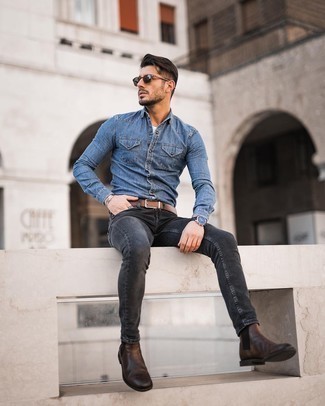 Welche T-shirts mit dunkelgrauer Jeans zu tragen – 500+ Casual Herren Outfits: Entscheiden Sie sich für ein T-shirt und dunkelgrauen Jeans für einen entspannten Wochenend-Look. Fühlen Sie sich ideenreich? Vervollständigen Sie Ihr Outfit mit dunkelbraunen Chelsea Boots aus Leder.