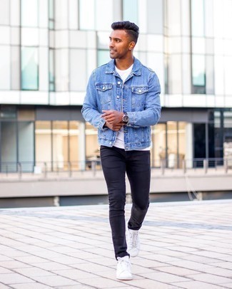 Weiße Leder niedrige Sneakers kombinieren – 500+ Herren Outfits warm Wetter: Kombinieren Sie eine blaue Jeansjacke mit schwarzen engen Jeans für ein bequemes Outfit, das außerdem gut zusammen passt. Ergänzen Sie Ihr Look mit weißen Leder niedrigen Sneakers.
