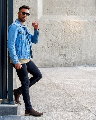 Wie dunkelblaue Jeansjacke mit schwarzer Jeans zu kombinieren – 168 Herren Outfits: Entscheiden Sie sich für eine dunkelblaue Jeansjacke und schwarzen Jeans für einen bequemen Alltags-Look. Fühlen Sie sich mutig? Entscheiden Sie sich für dunkelbraunen Chelsea Boots aus Wildleder.