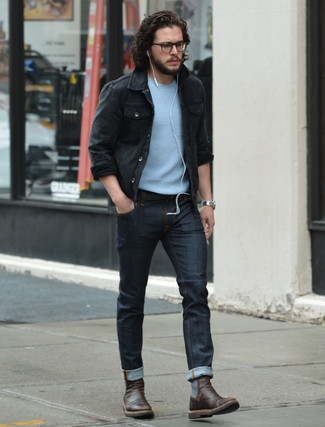 Kit Harington trägt schwarze Jeansjacke, hellblaues T-Shirt mit einem Rundhalsausschnitt, dunkelblaue Jeans, dunkelbraune Chelsea-Stiefel aus Leder