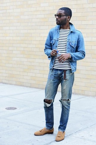 30 Jährige: Wie Jeansjacke mit Slipper zu kombinieren – 135 Herren Outfits warm Wetter: Für ein bequemes Couch-Outfit, kombinieren Sie eine Jeansjacke mit blauen Jeans mit Destroyed-Effekten. Slipper bringen Eleganz zu einem ansonsten schlichten Look.