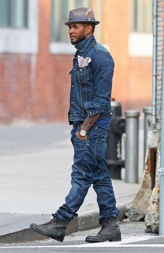 Usher trägt blaue Jeansjacke, blaues T-Shirt mit einem Rundhalsausschnitt, blaue Jeans, graue Wildlederfreizeitstiefel