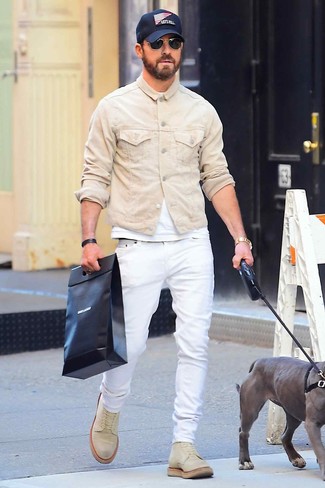 Justin Theroux trägt hellbeige Jeansjacke, weißes T-Shirt mit einem Rundhalsausschnitt, weiße Jeans, hellbeige Wildlederfreizeitstiefel