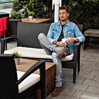 Welche T-shirts mit dunkelgrauer Jeans zu tragen – 500+ Casual Herren Outfits: Erwägen Sie das Tragen von einem T-shirt und dunkelgrauen Jeans für einen entspannten Wochenend-Look. Braune Chelsea Boots aus Wildleder sind eine einfache Möglichkeit, Ihren Look aufzuwerten.