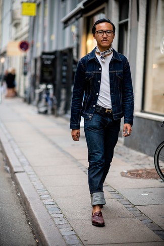 Welche Jeans mit dunkelroter Slipper zu tragen – 88 Herren Outfits: Kombinieren Sie eine dunkelblaue Jeansjacke mit Jeans, um mühelos alles zu meistern, was auch immer der Tag bringen mag. Fühlen Sie sich ideenreich? Vervollständigen Sie Ihr Outfit mit dunkelroten Slippern.