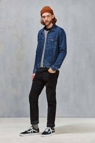 Blaue Jeansjacke kombinieren – 500+ Herren Outfits: Kombinieren Sie eine blaue Jeansjacke mit schwarzen Jeans für ein bequemes Outfit, das außerdem gut zusammen passt. Komplettieren Sie Ihr Outfit mit schwarzen und weißen Segeltuch niedrigen Sneakers.