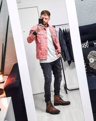 20 Jährige: Welche Freizeitstiefel mit grauer Jeans zu tragen – 41 Casual Herren Outfits: Für ein bequemes Couch-Outfit, entscheiden Sie sich für eine rosa Jeansjacke und grauen Jeans. Fühlen Sie sich mutig? Wählen Sie eine Freizeitstiefel.