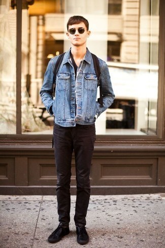 Wie hellblaue Jeansjacke mit schwarzer Jeans zu kombinieren – 77 Herren Outfits: Kombinieren Sie eine hellblaue Jeansjacke mit schwarzen Jeans für ein bequemes Outfit, das außerdem gut zusammen passt. Schwarze Leder niedrige Sneakers sind eine ideale Wahl, um dieses Outfit zu vervollständigen.
