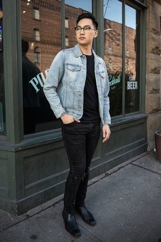 Hellblaue Jeansjacke kombinieren – 500+ Herren Outfits: Kombinieren Sie eine hellblaue Jeansjacke mit schwarzen Jeans mit Destroyed-Effekten für einen entspannten Wochenend-Look. Schwarze Chelsea Boots aus Leder putzen umgehend selbst den bequemsten Look heraus.